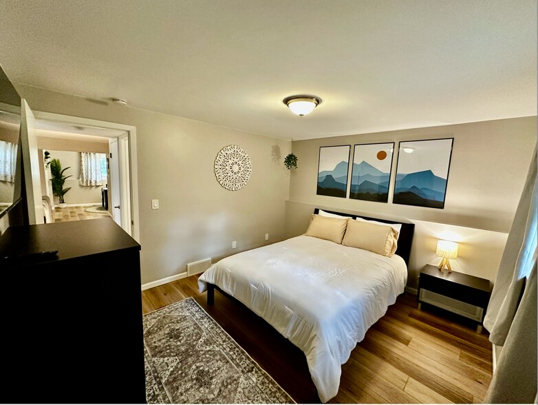 Building Photo - 5801 Williamsburg Way