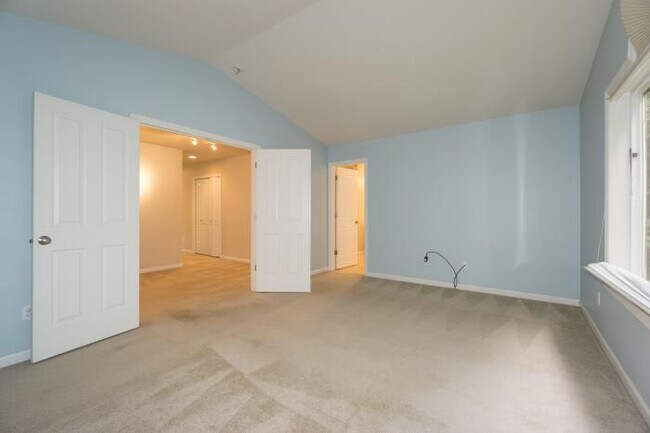 Building Photo - 4 bedroom in Kirkland WA 98033