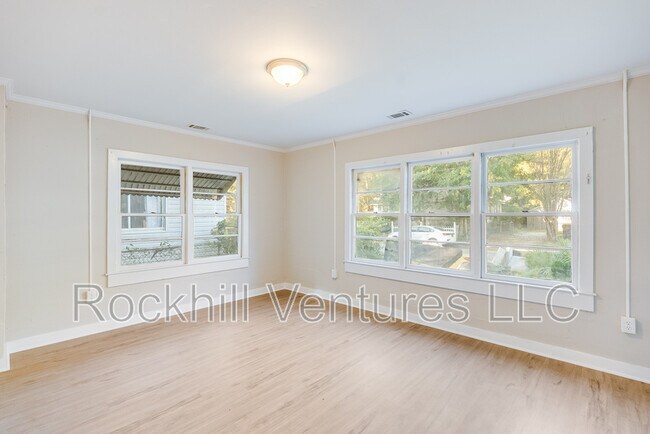 Building Photo - 1123 E 70th St