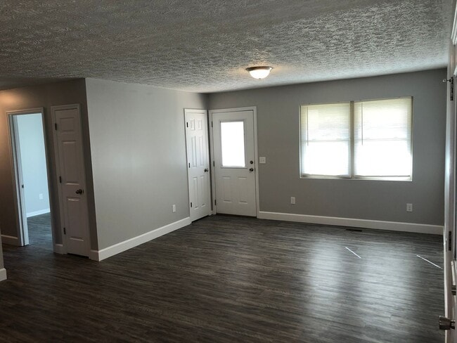 Building Photo - 3 bedroom/2 bath home
