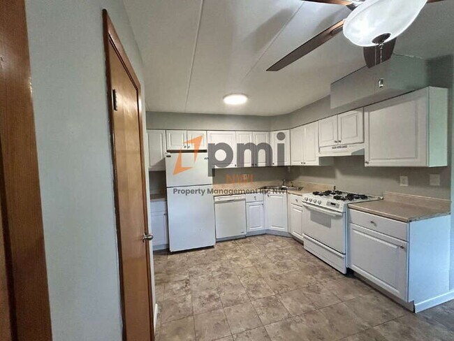 Building Photo - 660 N Hobart Rd