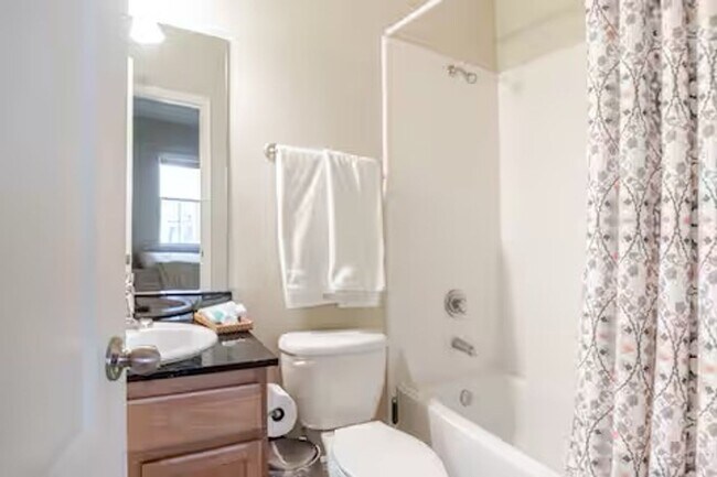 Building Photo - Fully Furnished 3-Bedroom/3-Bath Townhome