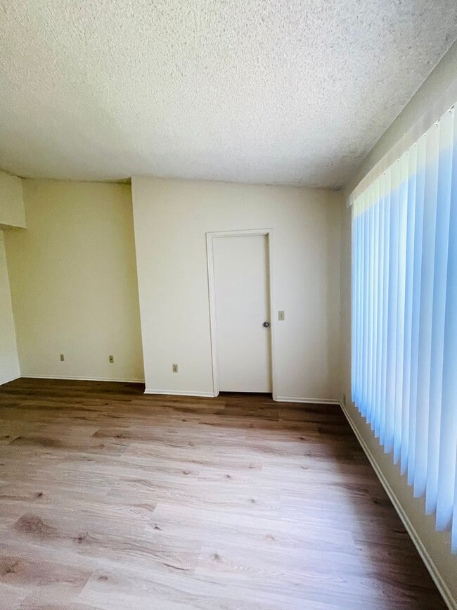 Building Photo - charming 3-bedroom, 2-bathroom home nestle...