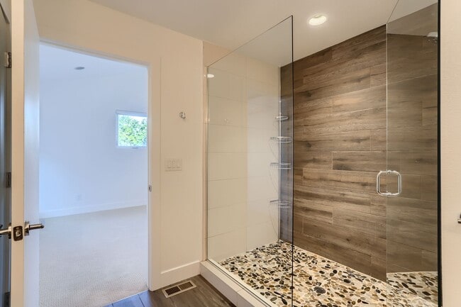 Building Photo - Modern 4-Bedroom Home with Designer Finish...