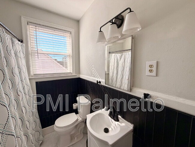 Building Photo - 502 1/2 State Street