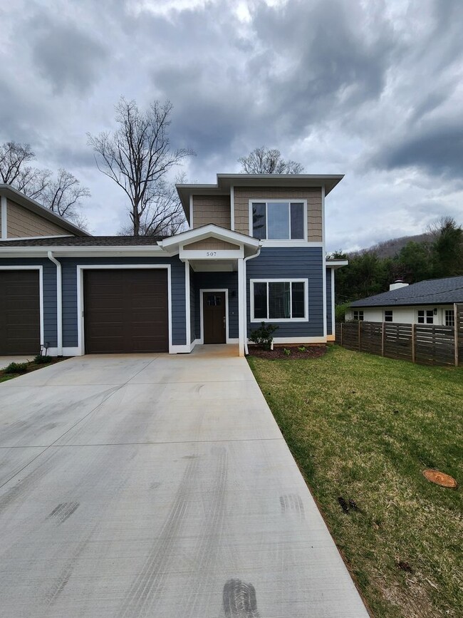 Building Photo - Black Mountain Rental!