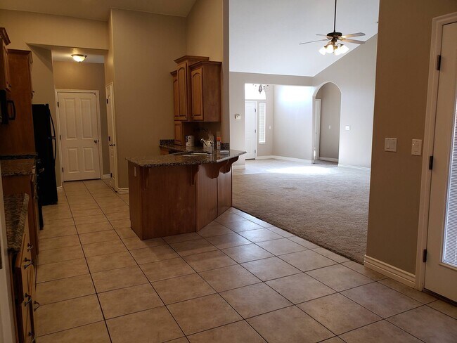 Building Photo - Beautiful 4 bed 2 bath home with 3 car gar...