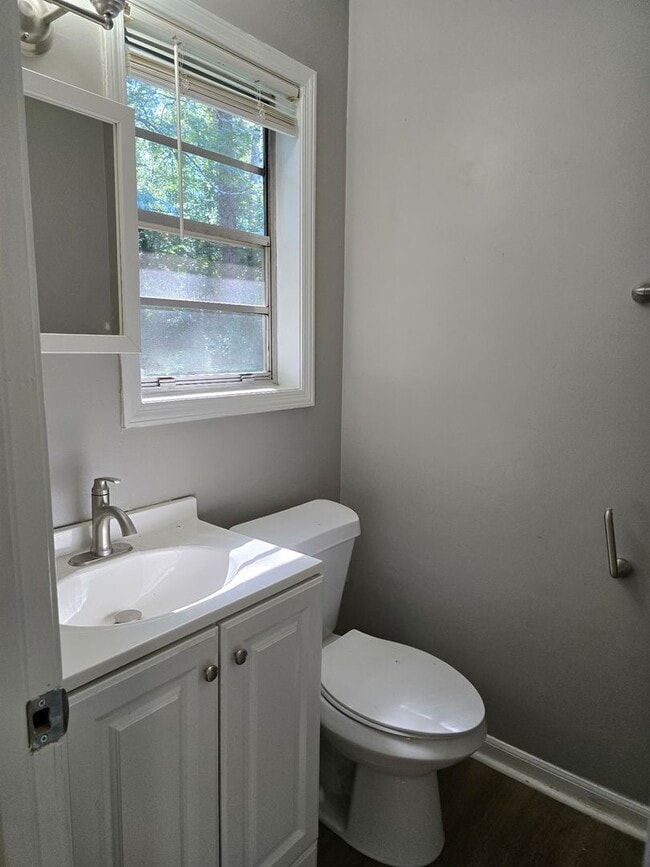 Building Photo - Renovated 3 bed 1.5 bath home located in M...