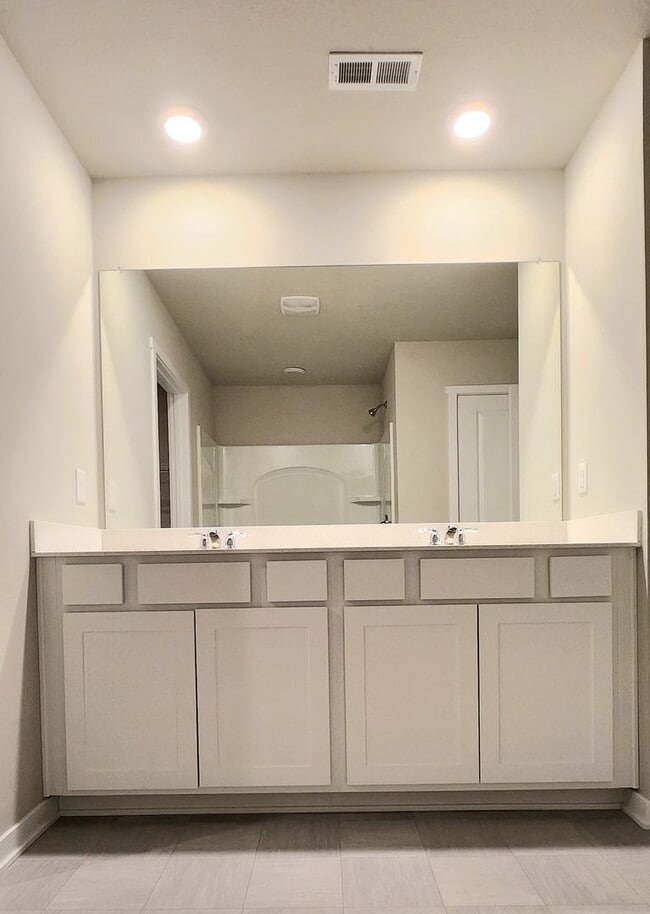 Building Photo - Modern 4BR Home Near Great Western Bike Trail | West Des Moines