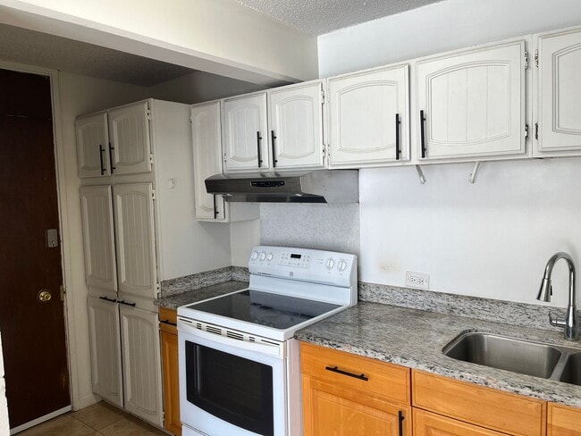 Building Photo - Ward Villa - Secured building 2 bedrooms, ...