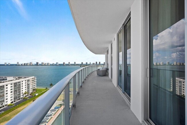 Building Photo - 220 Lake Shore Dr