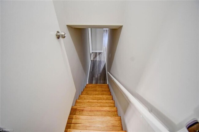 Building Photo - 318 Collinwood Dr
