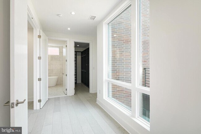 Building Photo - 142 S Front St