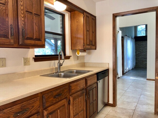 Building Photo - 4305 Center Oak Wds