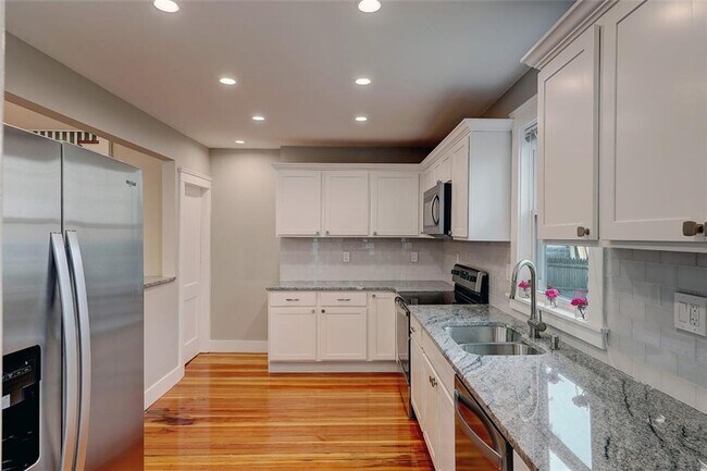 Building Photo - 167 Lafayette St