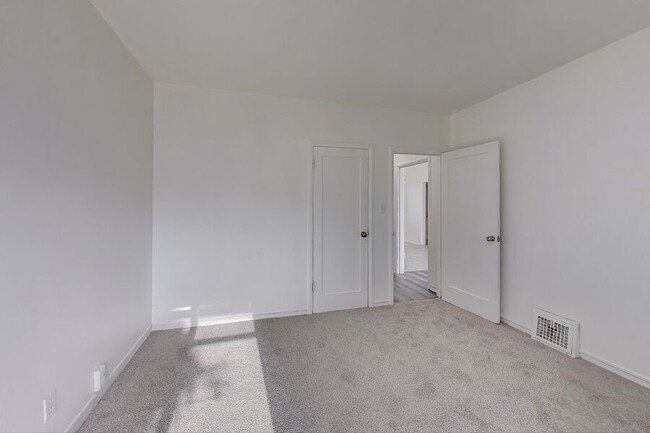 Building Photo - 5492 Ruth Ave