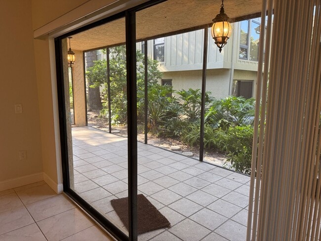 Building Photo - Lake Arrowhead 2 bedroom / 2 bath Condo