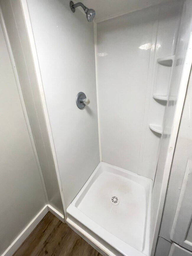 Building Photo - 906 W Main St