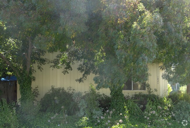 Building Photo - 1821 Hill Ave