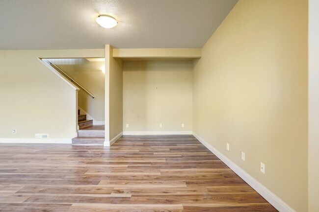 Building Photo - Spacious 4 bed, 3 bath home with sprawling...