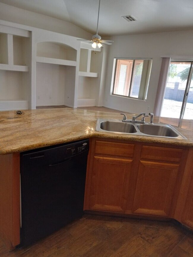 Building Photo - Phoenix Split Floor Plan 4 Bedroom + den