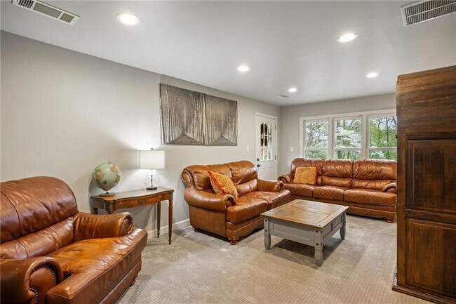 Building Photo - 2341 Elmwood Cir SE