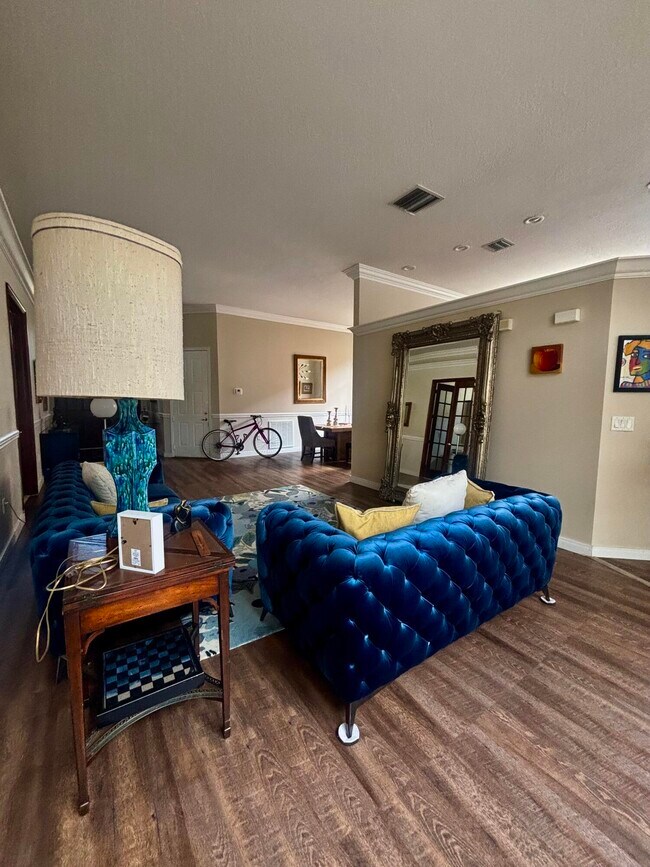 Building Photo - 2333 Waburton Terrace