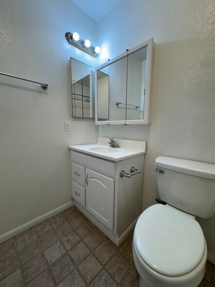 Building Photo - 868 E Alvarado St