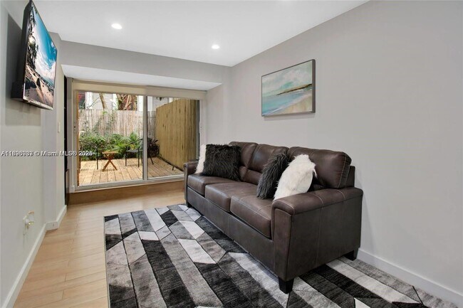 Building Photo - 833 W 39th St