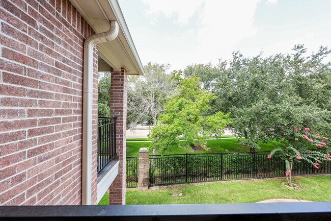 Building Photo - 2865 Westhollow Dr