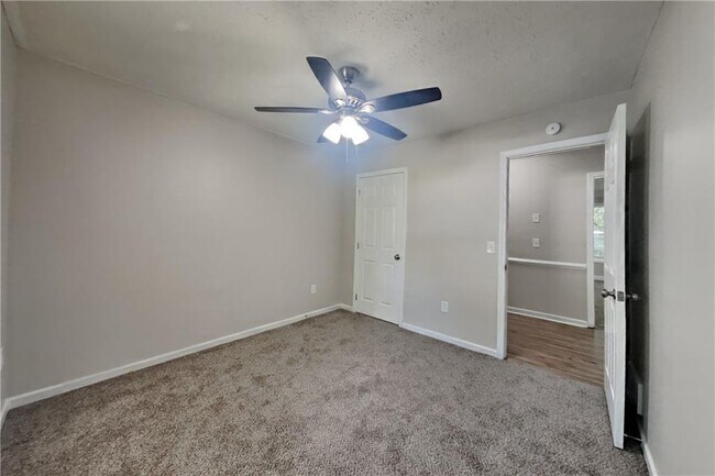 Building Photo - 3013 Rockview Dr
