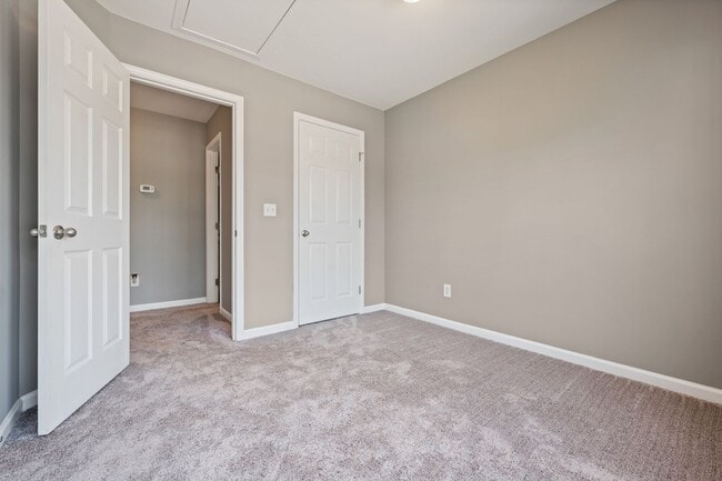 Building Photo - Stunning 3 Story Townhome in South Durham!