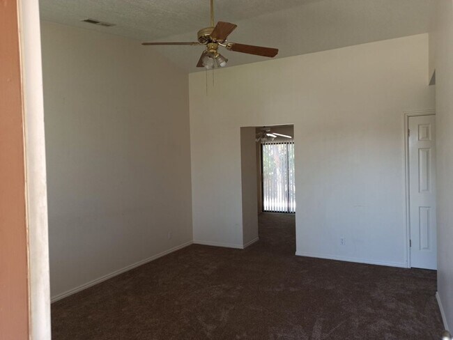 Building Photo - 1075 1400 W St