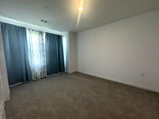 Building Photo - 1083 Traverse Dr S