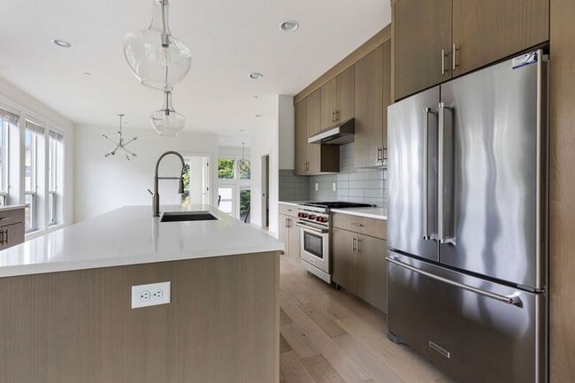 Building Photo - 2220 SE Lambert St