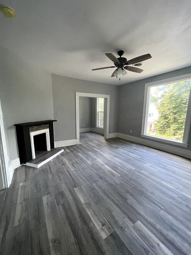 Building Photo - 419 W Howard