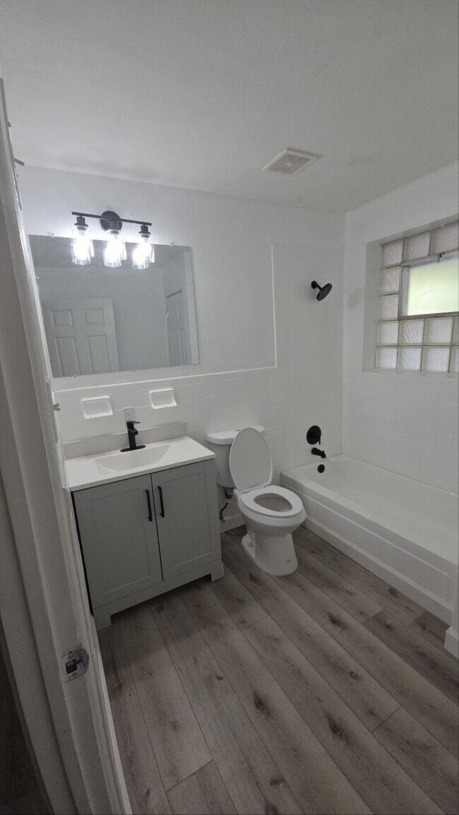 Building Photo - 1813 Spencer Ave