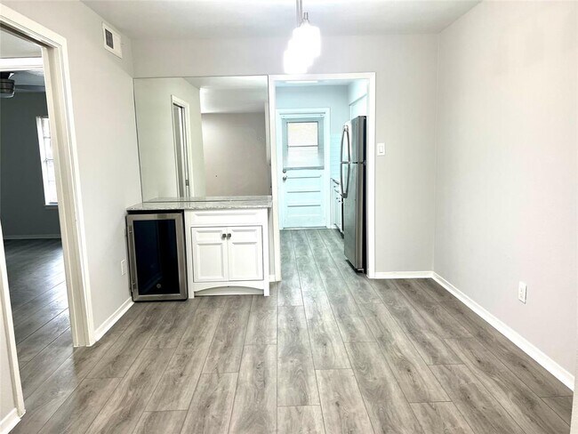 Building Photo - 8229 Kingsbrook Rd