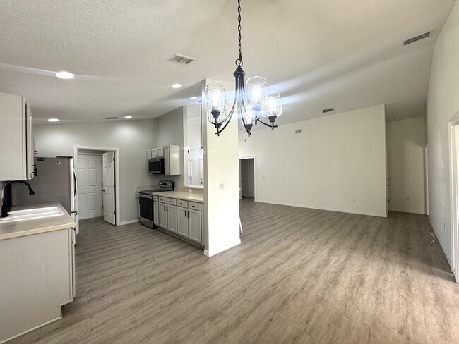 Building Photo - 308 Robin Rd
