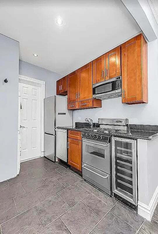 Building Photo - 564 Hudson St