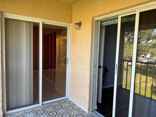 Building Photo - 1562 SE Royal Green Cir