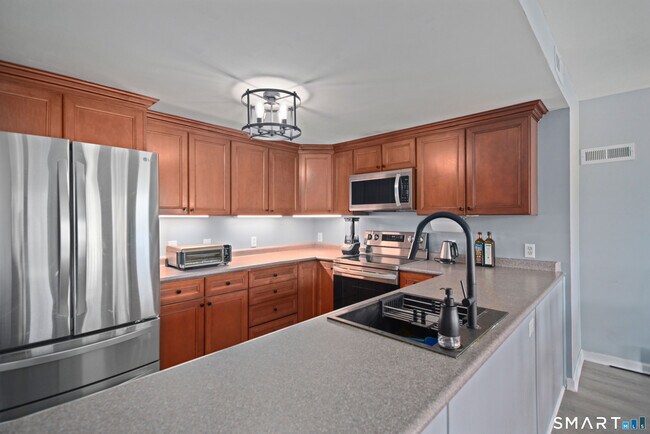 Building Photo - 3250 Fairfield Ave