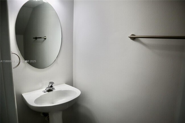 Building Photo - 8656 Southgate Shores Cir