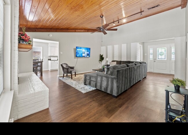 Building Photo - 1432 Cheyenne Rd