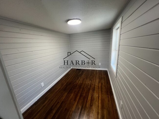 Building Photo - Newly Remodeled 2 Bedroom + Bonus Room Home