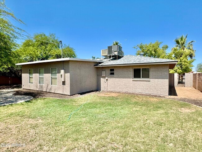 Building Photo - 731 W 12th Pl