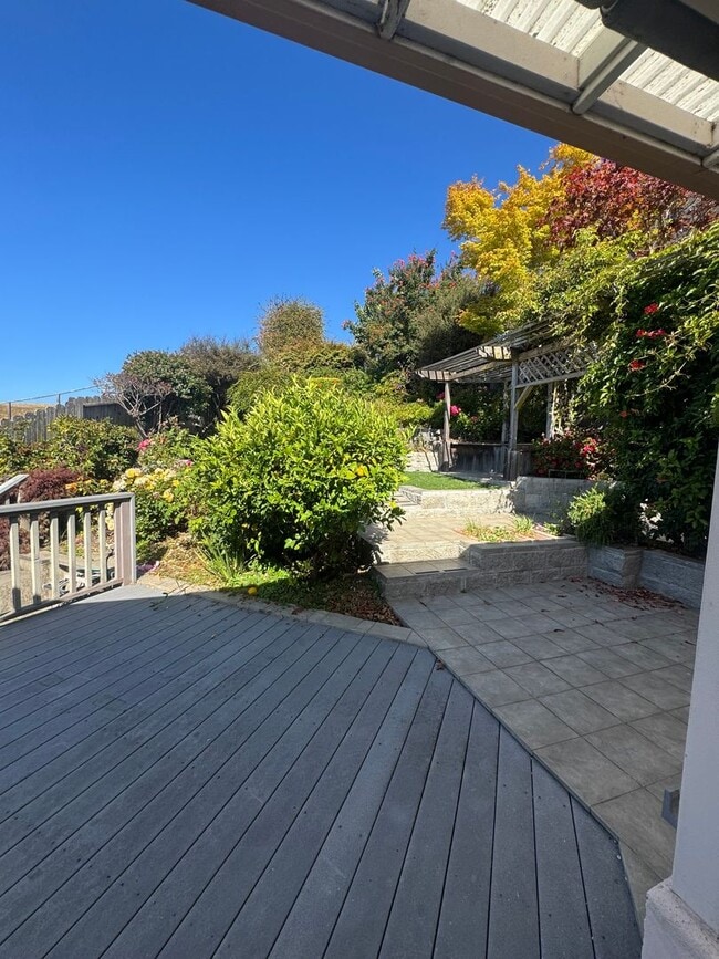 Building Photo - Ocean view home on the hill in Santa Cruz!
