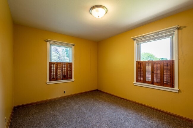 Building Photo - Come home to the serenity of Mequon-Thiensville