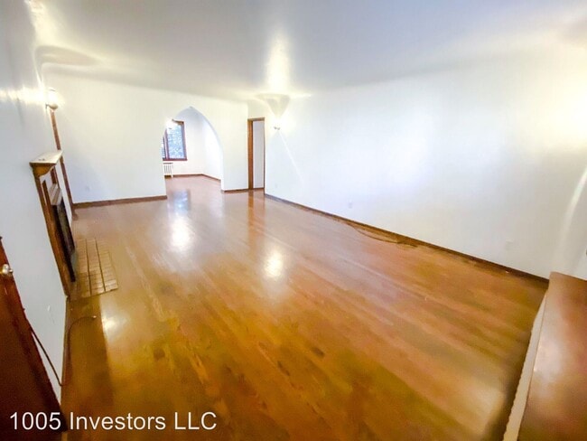 Building Photo - 1005 E Roy St