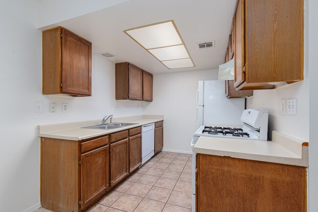 Building Photo - Single story one bedroom unit in community...